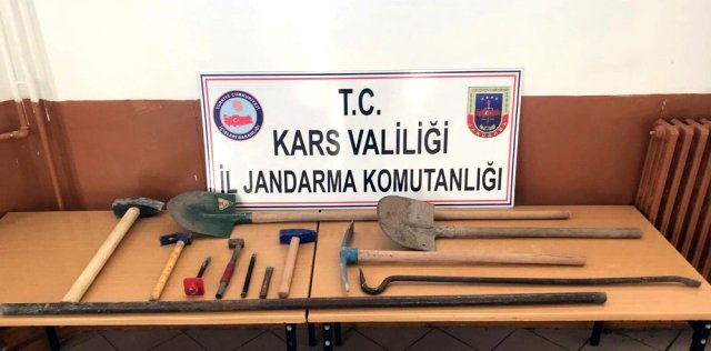 Kağızman'da defineciler suçüstü yakalandı