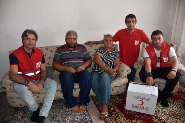 Kaldırımın üzerinde yaşayan anne-oğul eve kavuştu