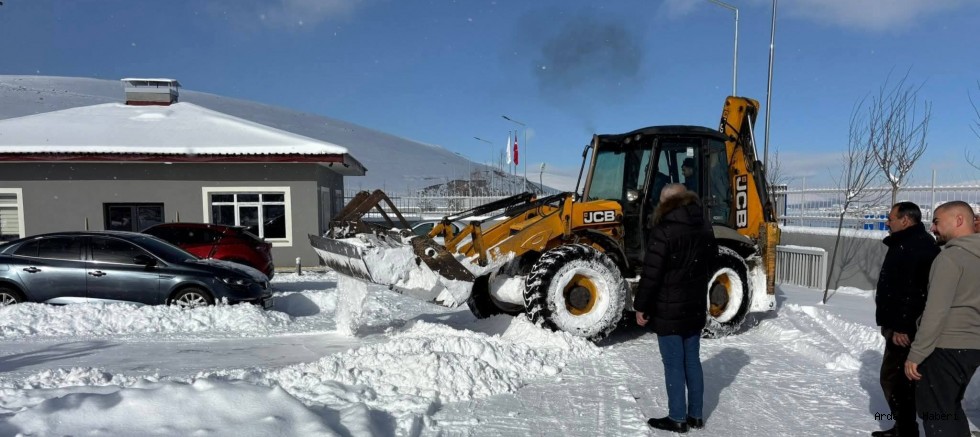 Kar Göle’yi Esir Aldı: Belediye Ekipleri Gece Gündüz Sahada