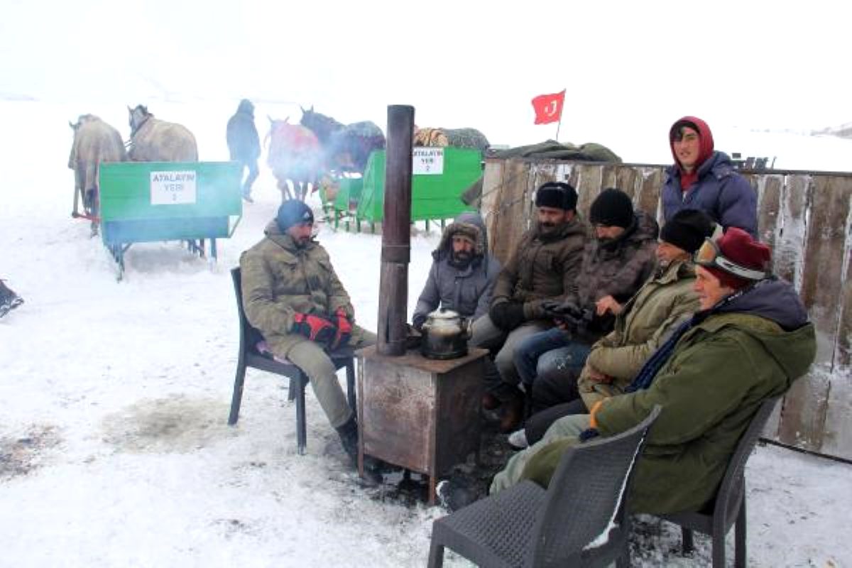 Kar ve tipi Çıldır Gölü'ndeki kızakçıları vurdu