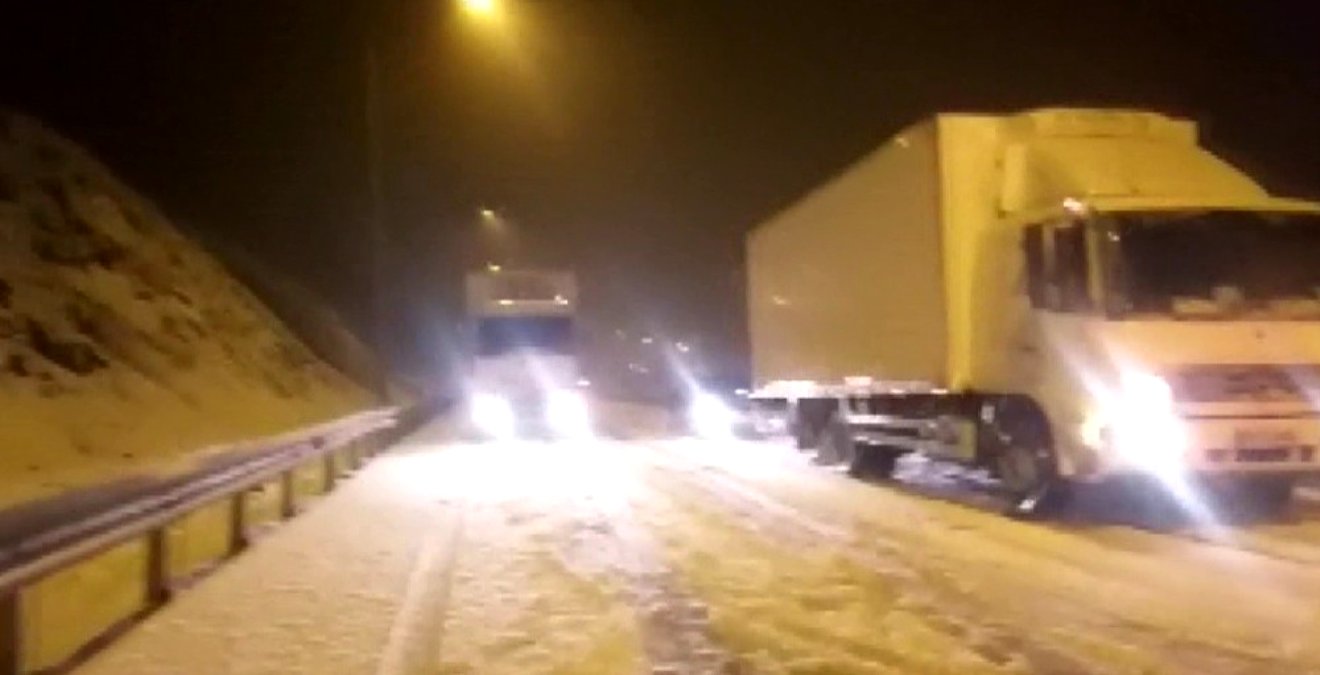 Kar'a hazırlıksız yakalanan sürücüler yolda kaldı