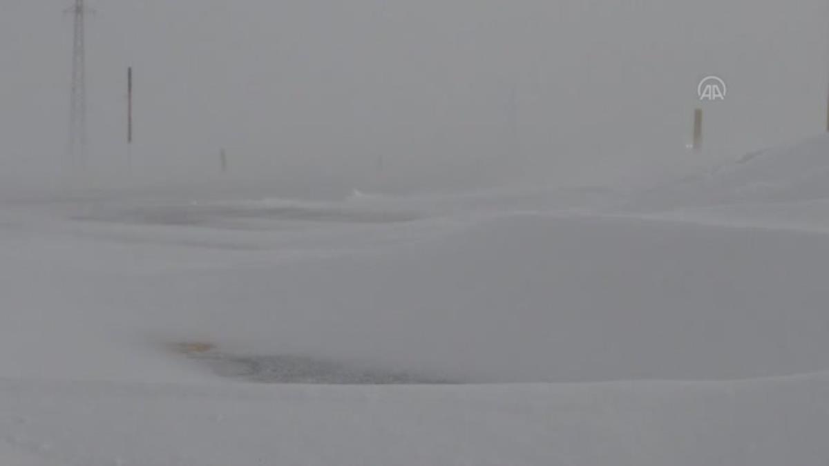 Kara yollarında kar ve tipi ulaşımı aksatıyor