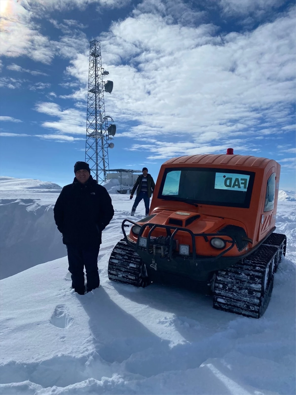 Karla Kaplı Ardahan'da Arıza Yaşanan Vericiye AFAD Paletli Aracıyla Ulaşıldı