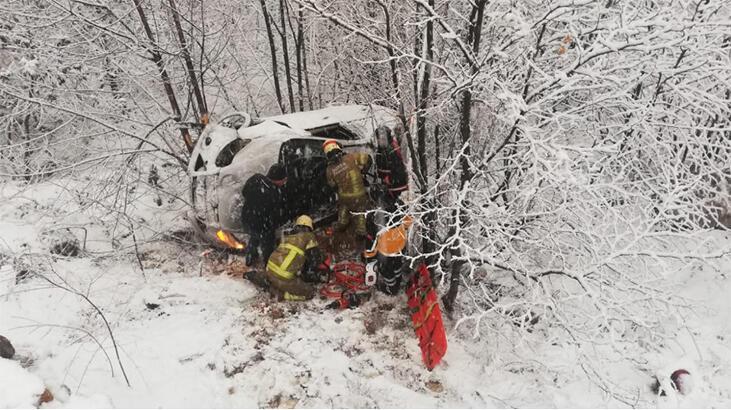 Karlı yolda kontrolden çıkan otomobil 40 metreden şarampole uçtu
