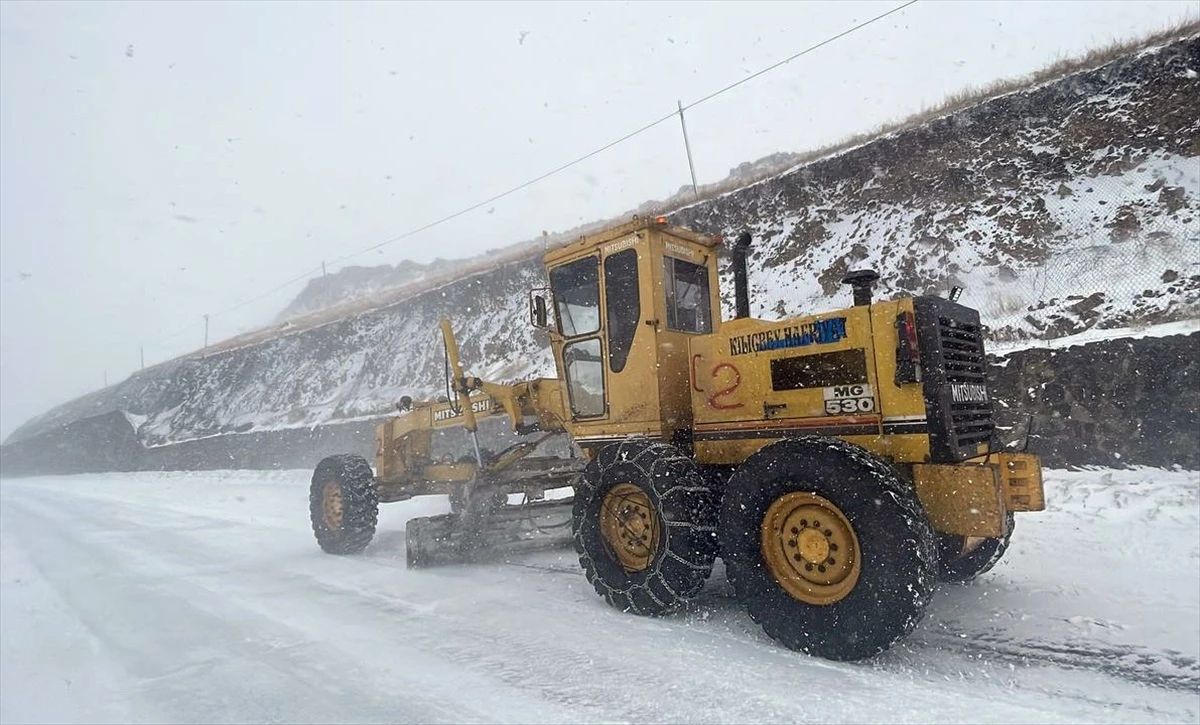 Kars-Ardahan kara yolu kar ve tipi nedeniyle kapatıldı
