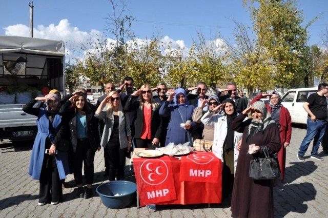 Kars MHP Kadın Kolları şehitler için helva dağıttı
