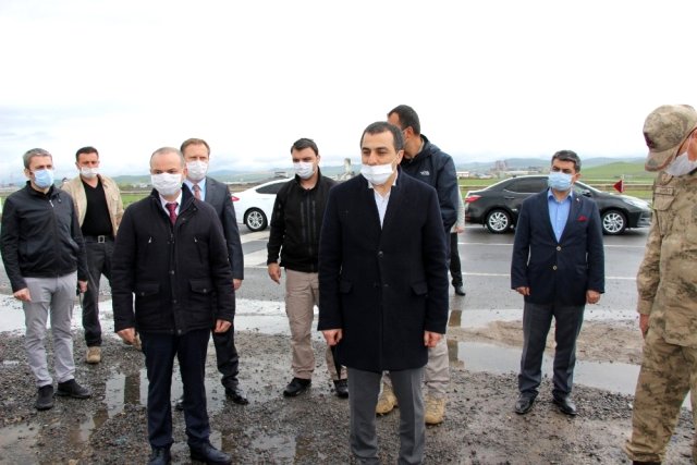 Kars Valisi kontrol noktalarında görevli güvenlik güçleriyle bayramlaştı