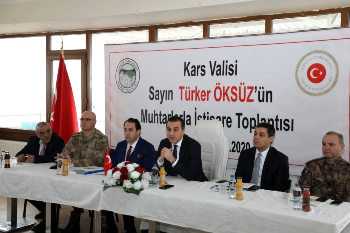 Kars Valisi Türker Öksüz Digor'da muhtarlarla bir araya geldi