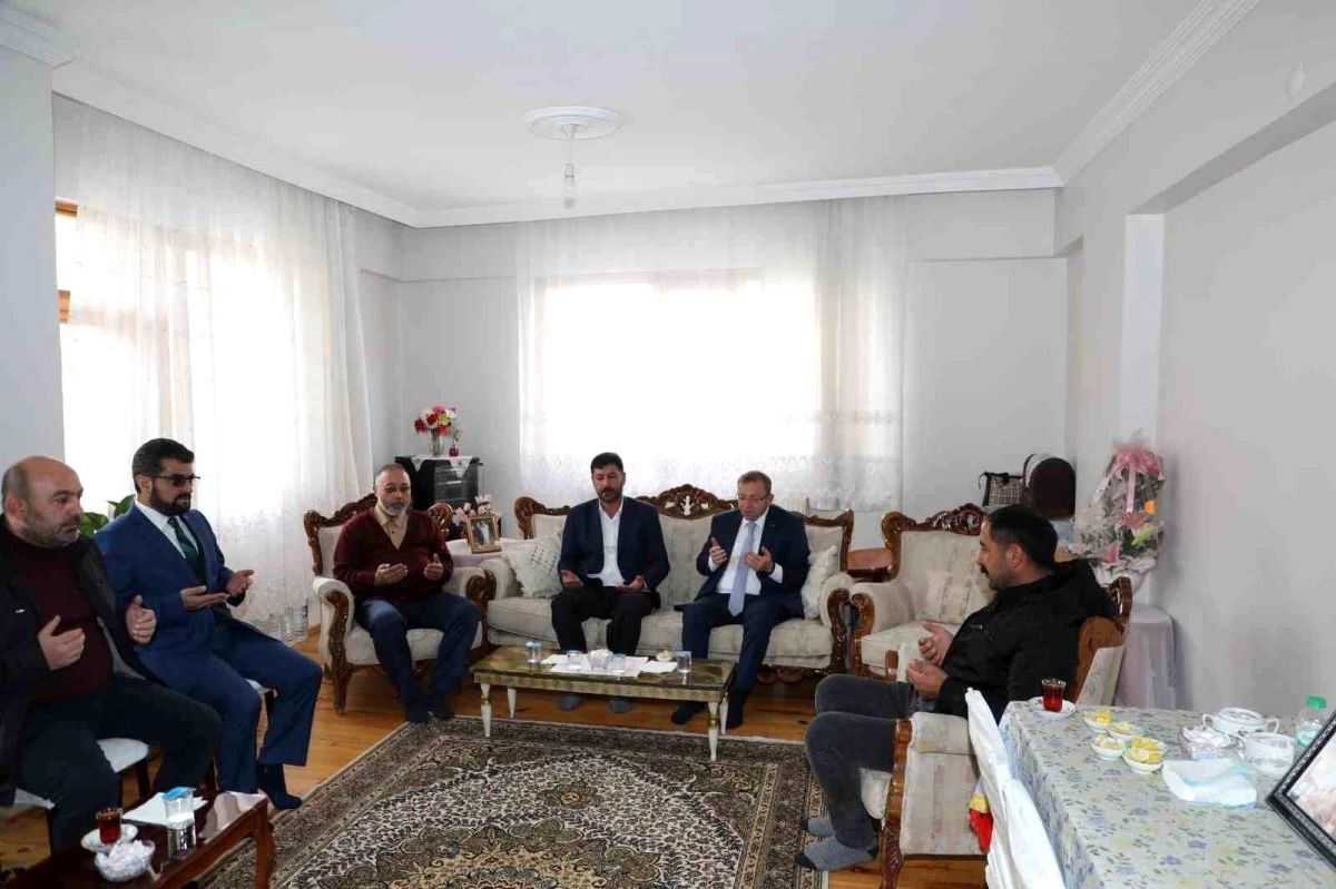 Kars Valisi Ziya Polat, Gazeteciler Cemiyeti Başkanı Ercüment Daşdelen'in Ailesine Taziye Ziyaretinde Bulundu