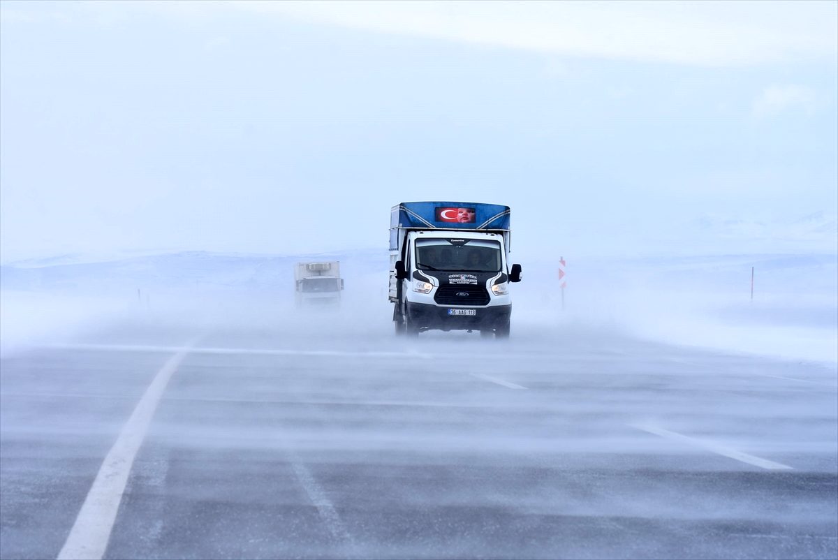 Kars ve Ardahan'da kar yağışı ulaşımı aksatıyor