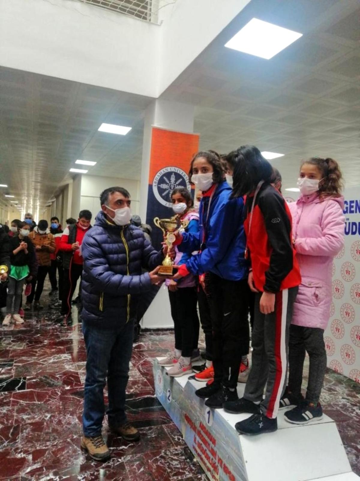 Karslı atletler Ardahan'dan madalyayla döndü