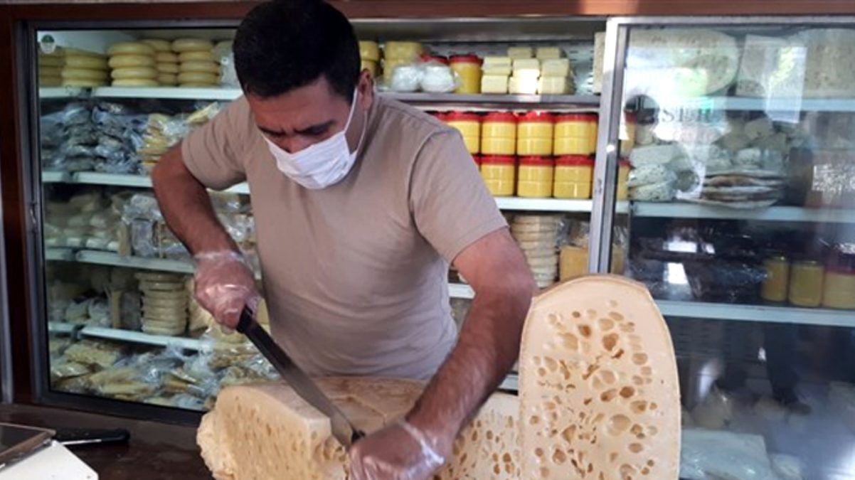 Karslı esnaf, 120 TL yerine 120 bin TL ödeme yapan müşterisinin parasını iade etti