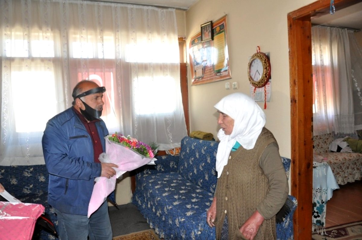 Karslı vatandaştan şehit annelerine duygulu kutlama