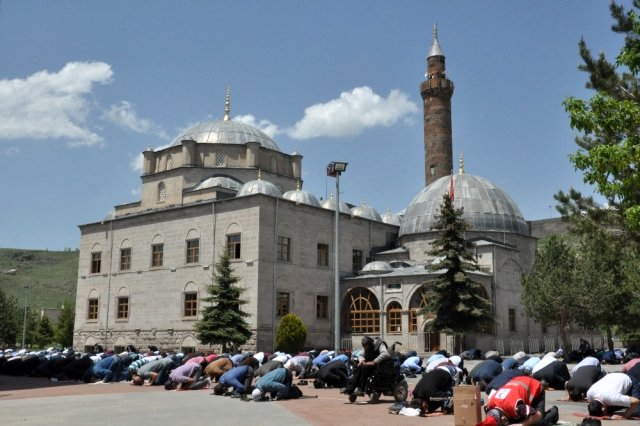 Kars'ta 74 gün sonra ilk cuma namazı kılındı