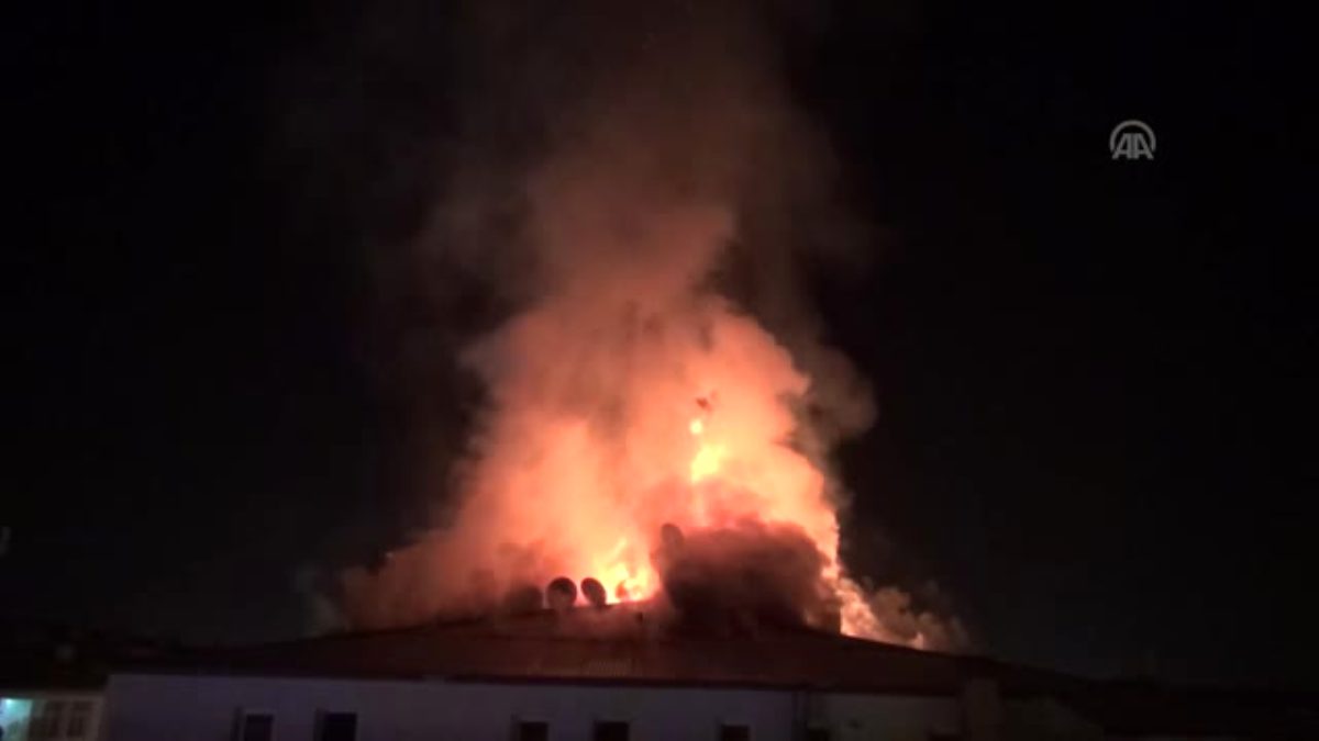 Kars'ta Apartmanın çatı katında çıkan yangın maddi hasara yol açtı