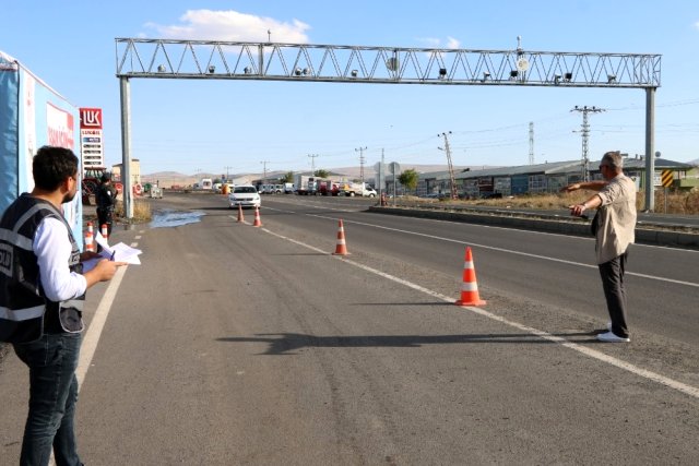 Kars'ta araçlarda sigara uygulaması