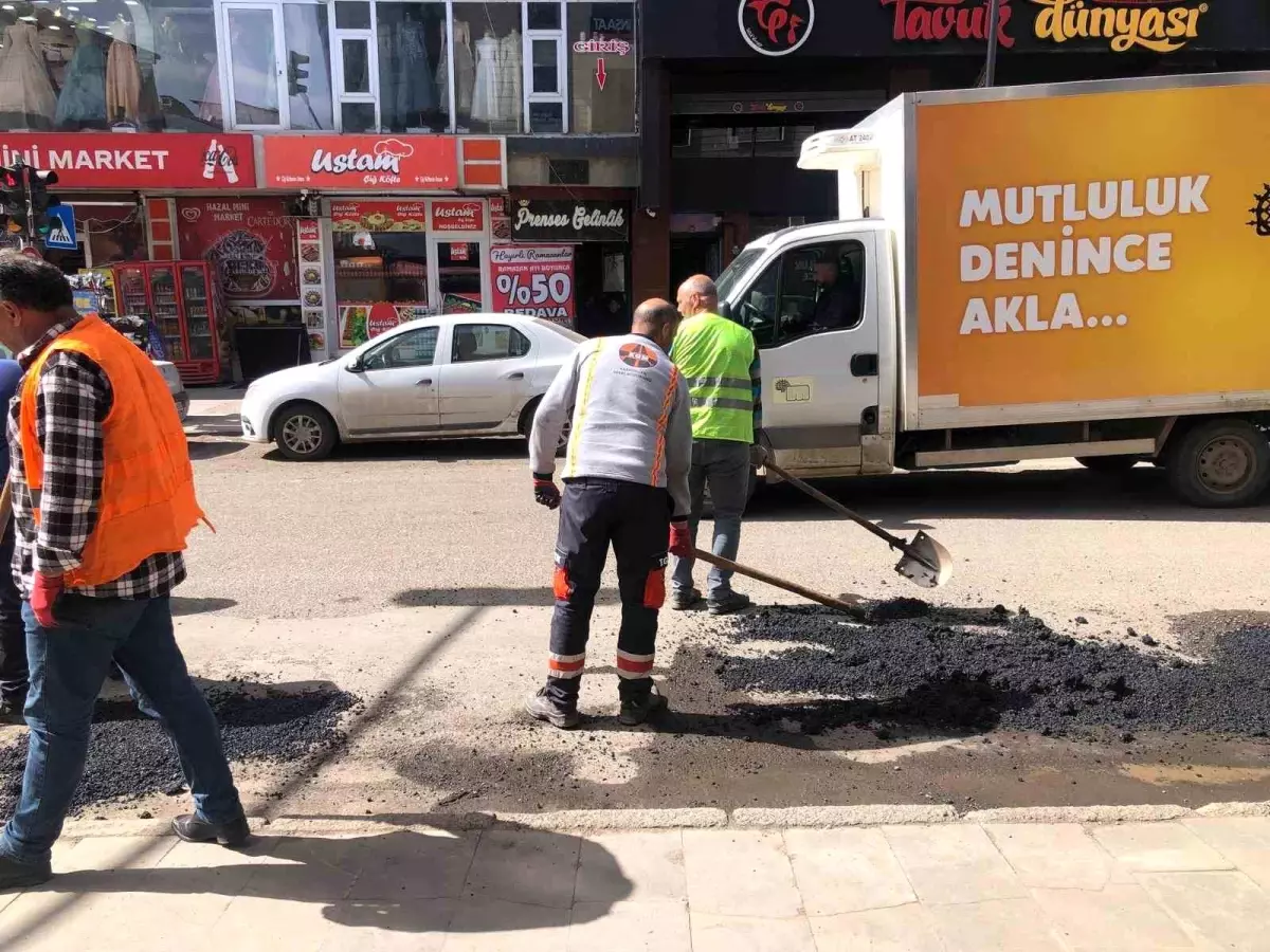 Kars'ta Asfalt Yama Çalışmaları Devam Ediyor