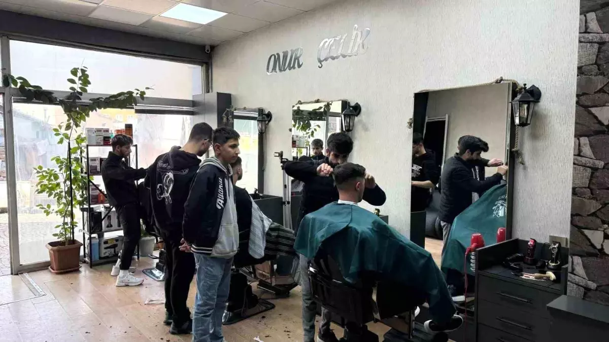 Kars'ta Berber ve Kuaförlerde Bayram Yoğunluğu