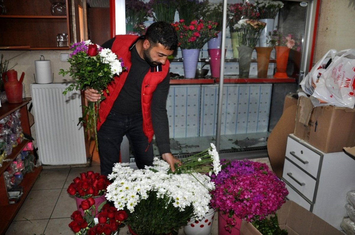 Kars'ta çiçekçilerde Anneler Günü yoğunluğu