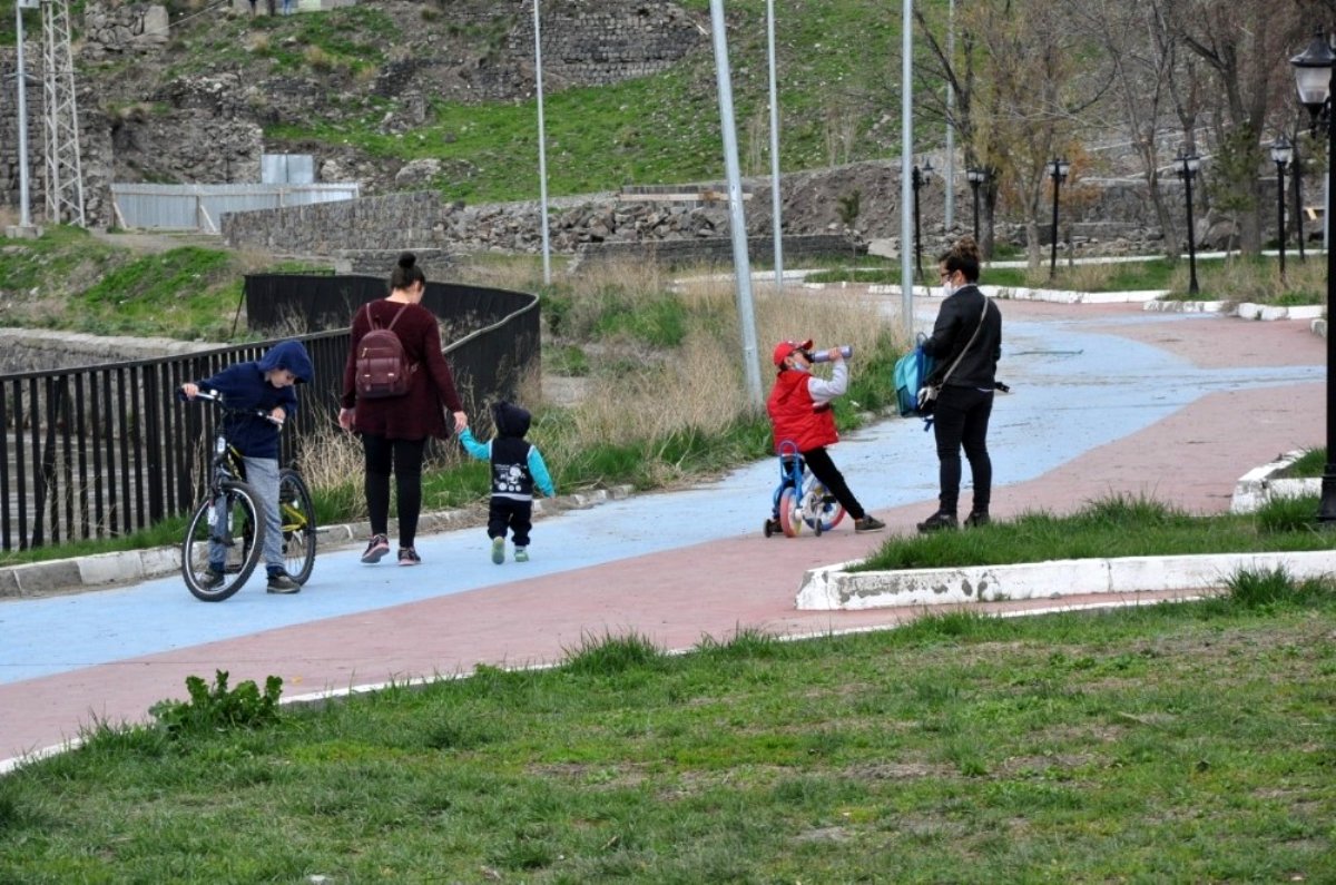 Kars'ta çocuklar parklara akın etti