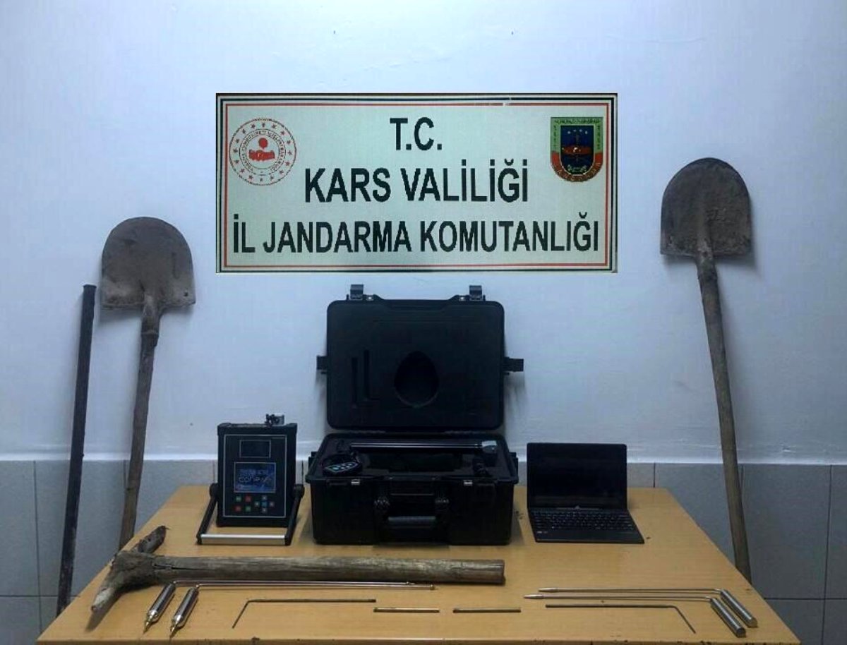 Kars'ta defineciler yakayı ele verdi