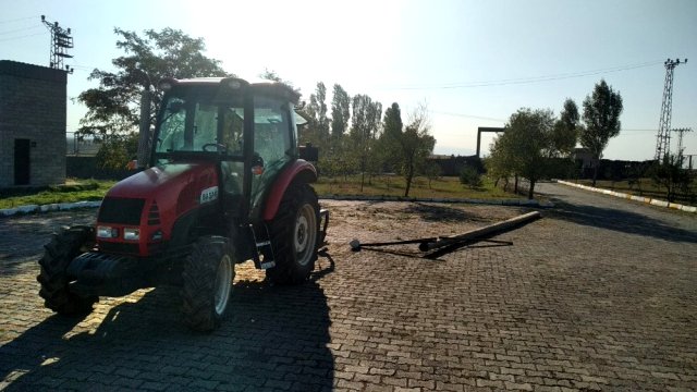 Kars'ta elektrik direğini çalan iki kişi suçüstü yakalandı