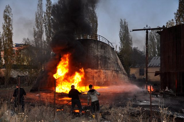 Kars'ta eski zift deposunda yangın