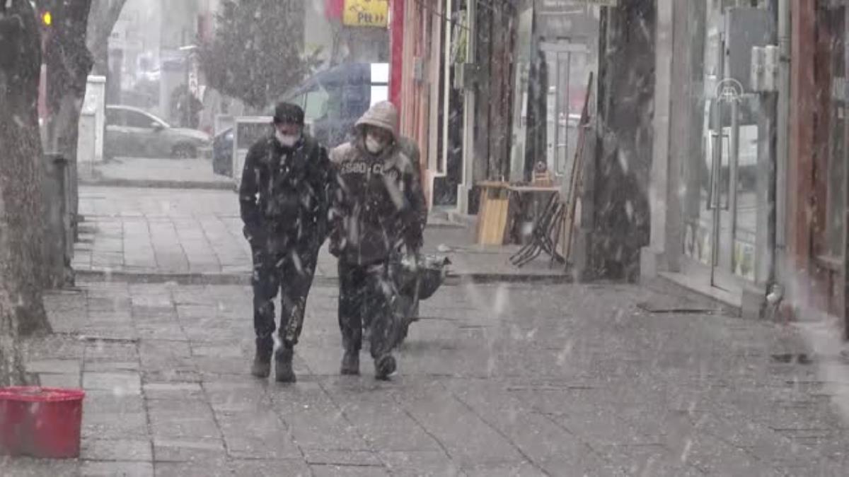Kars'ta etkili olan kar yağışı ve tipi ulaşımda aksamalara yol açtı.