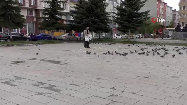 Kars'ta Evine aldığı ekmeği güvercinlere verdi
