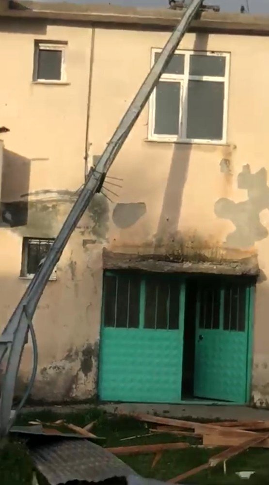 Kars'ta fırtına çatıları uçurdu