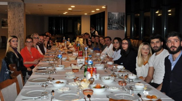 Kars'ta hastane çalışanları yemekte bir araya geldi