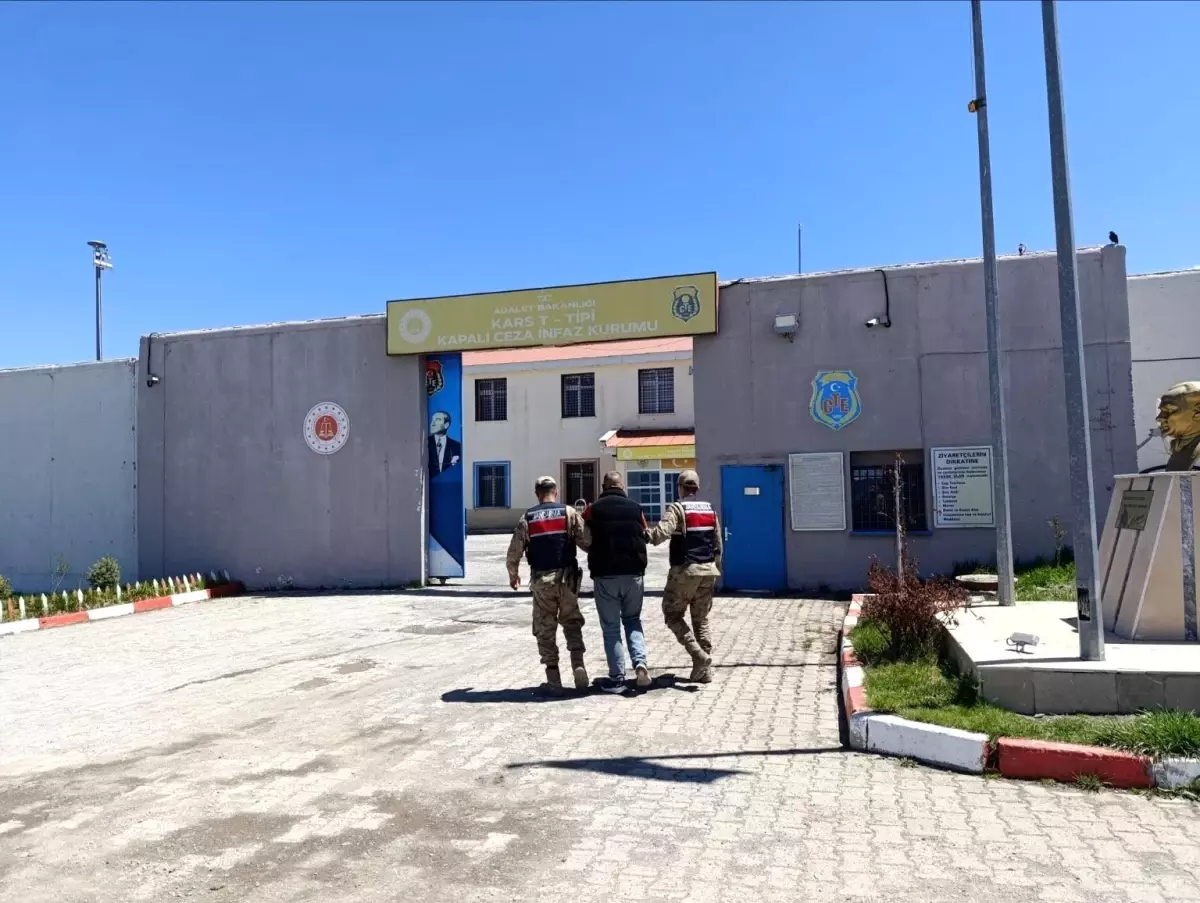 Kars'ta Hırsızlık Suçundan Aranan Şahıs Yakalandı