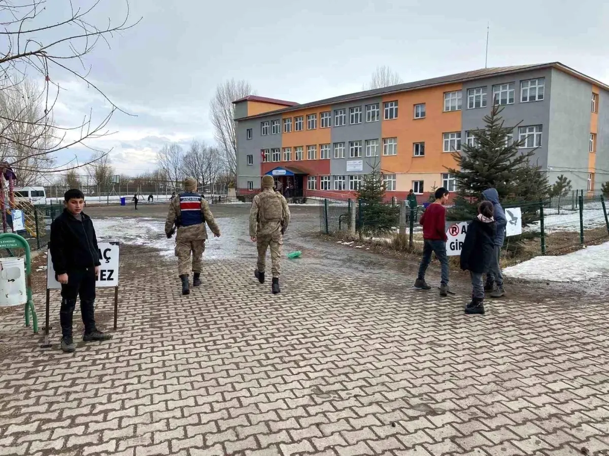 Kars'ta 'Huzurlu Okul Önleri' ve 'Huzurlu Sokaklar' Uygulamaları Gerçekleştirildi