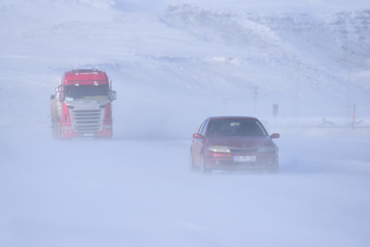 Kars'ta kar ve tipi etkili oluyor