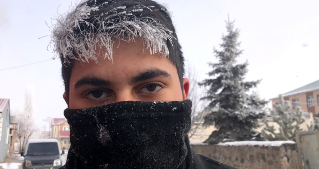 Kars'ta kaşları buz tutan vatandaşa 