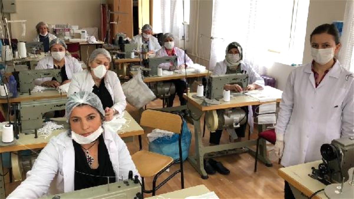 Kars'ta Korona savaşının 'Nene Hatunları' maske üretiyor