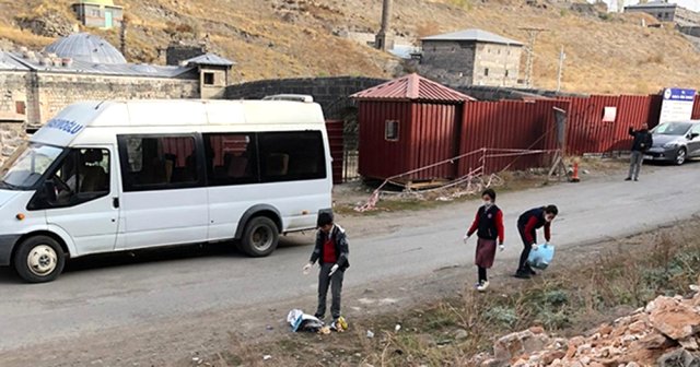 Kars'ta Mihralibey Ortaokulu'ndan Mavi Hareket temizliği