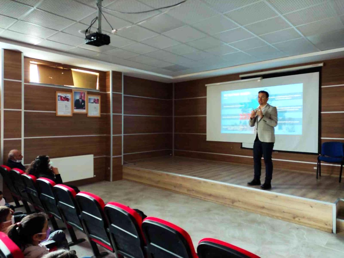 Kars'ta öğrencilere veteriner hakimlik ve zoonoz hastalıkları anlatıldı