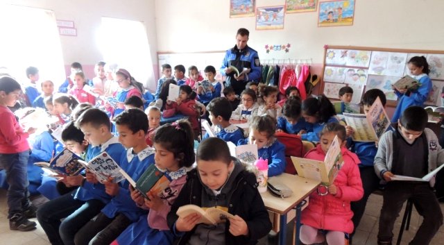 Kars'ta polis öğrencileri bilgilendirdi