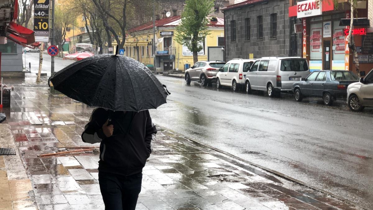 Kars'ta sağanak yağmur etkili oluyor