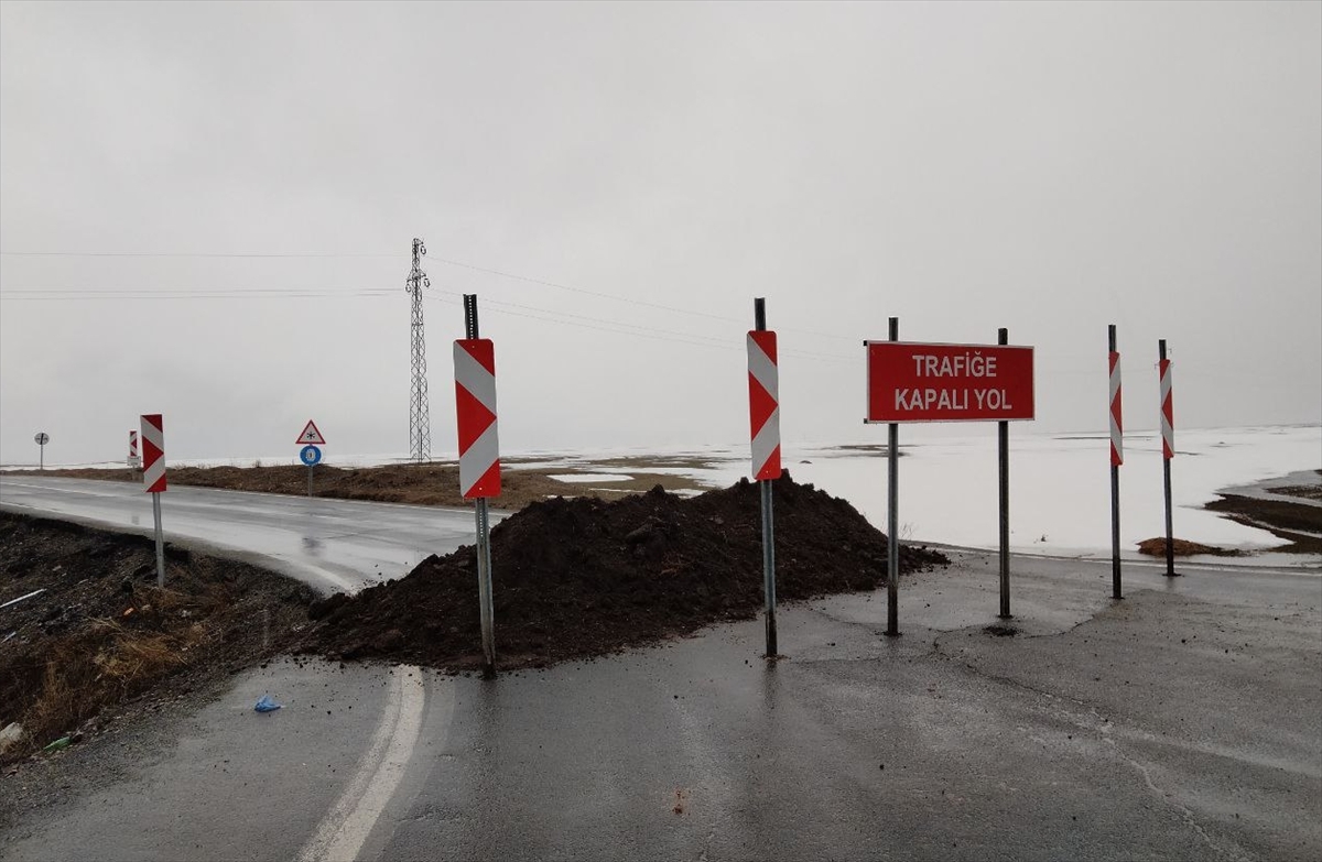Kars'ta sel ve taşkın nedeniyle grup yolu ulaşıma kapatıldı
