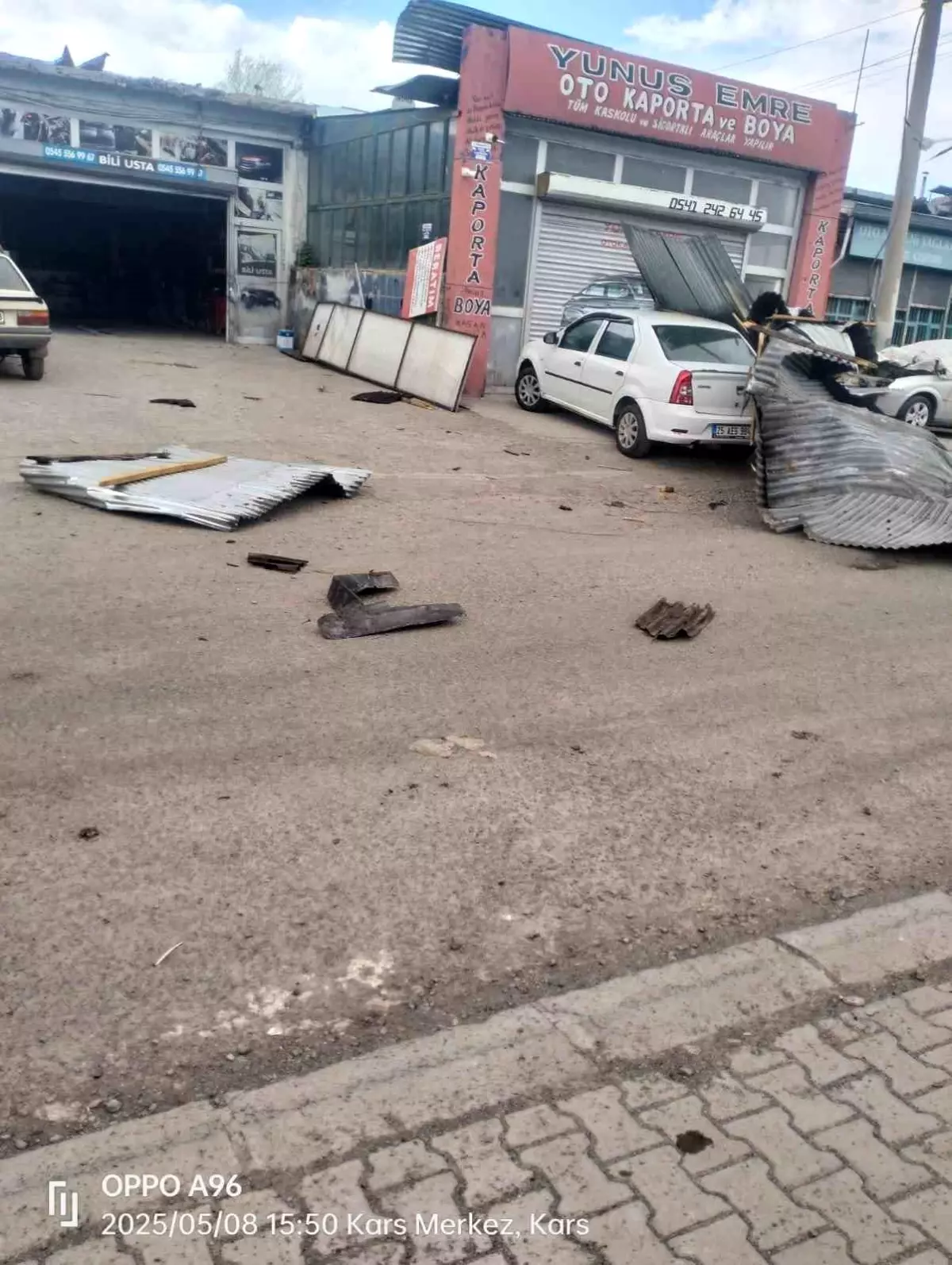 Kars'ta Şiddetli Rüzgar Çatıları Uçurdu