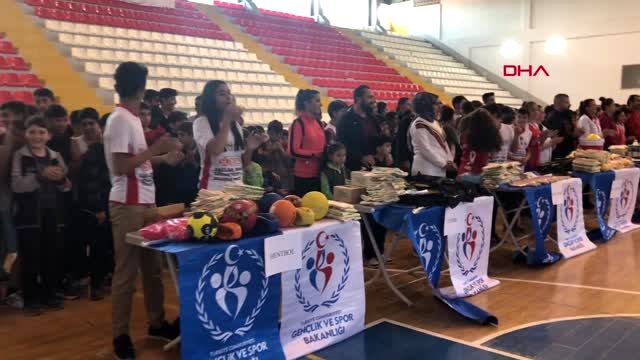 Kars'ta sporcu gençler ve protokol asker selamı verdi