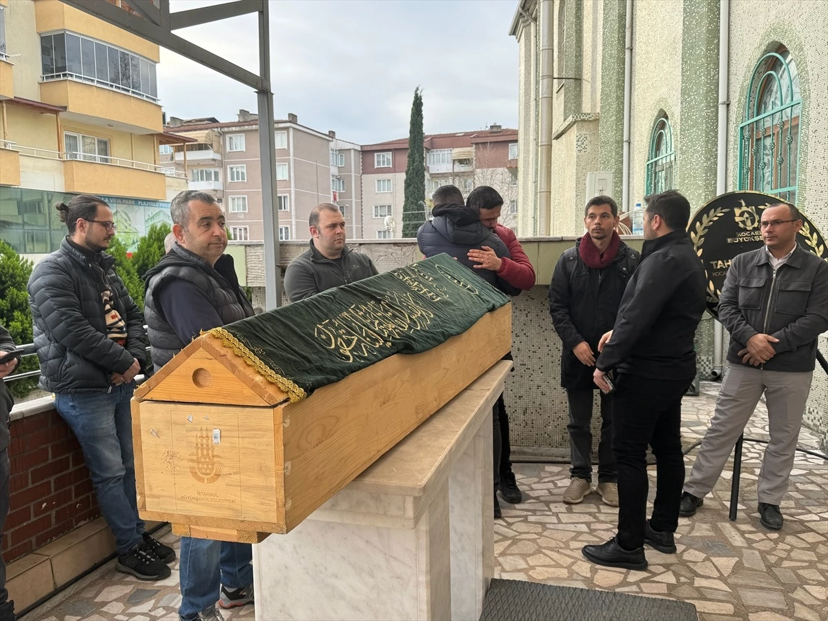 Kars'ta Zincirleme Trafik Kazasında Hayatını Kaybedenler Kocaeli'de Toprağa Verildi