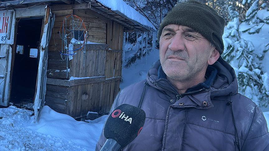 Kartalkaya Yolunda Kar Mesaisi: Zincir Takarak Hem Yardım Ediyor Hem Geçimini Sağlıyor