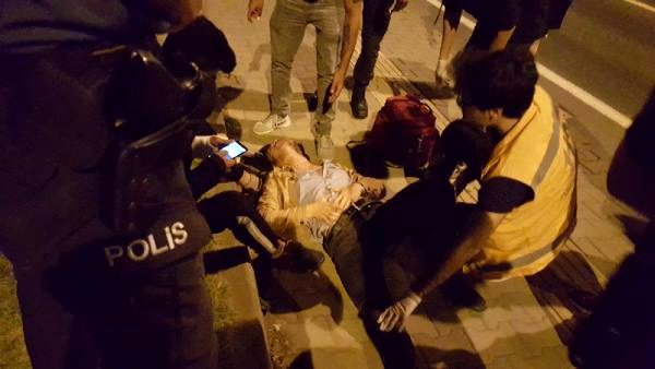 Kavgayı ayırmak isterken ayağından vuruldu