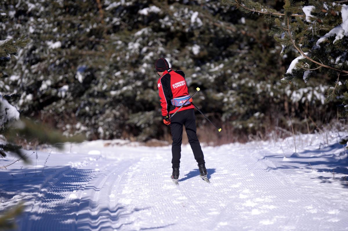 Kayaklı koşucular kar yağışının ardından asfalttan piste çıktı