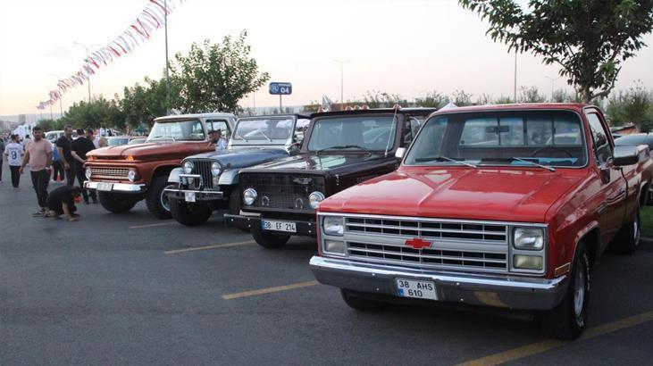 Kayseri’de klasik otomobiller büyük ilgi gördü