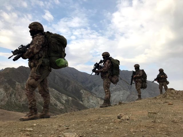 Kıran-4 operasyonunda mağaralar bombalandı