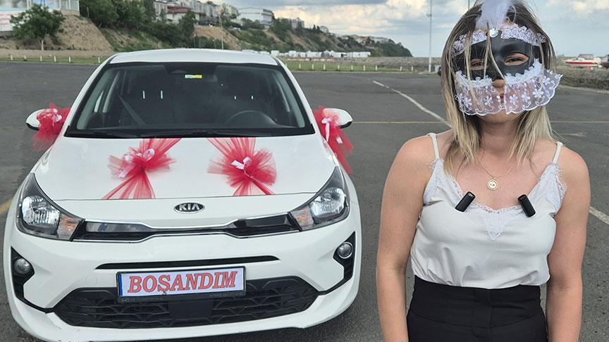 Kocasından boşandı maske takıp ‘özgürlük turu’ attı